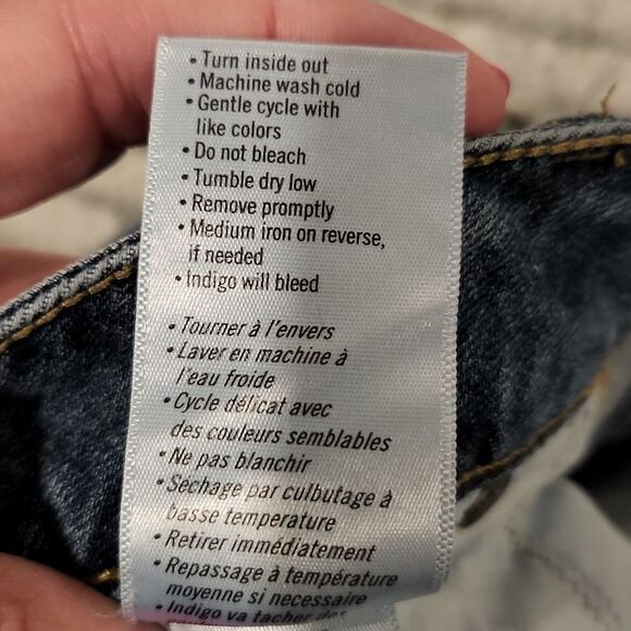 Medium wash Paige roll up jean shorts size 32. - Picture 4 of 9